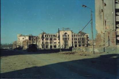 К главе 12. В центре гостиница "Кавказ", справа часть Президентского дворца. В перспективе видна часть нефтяного института