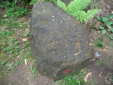 Фото надписи на камне у дольмена в "Берендеевом царстве"