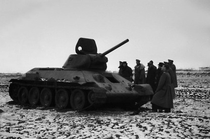 Та самая комиссия во главе с Порше, у Т-34, подбитого в том самом бою.